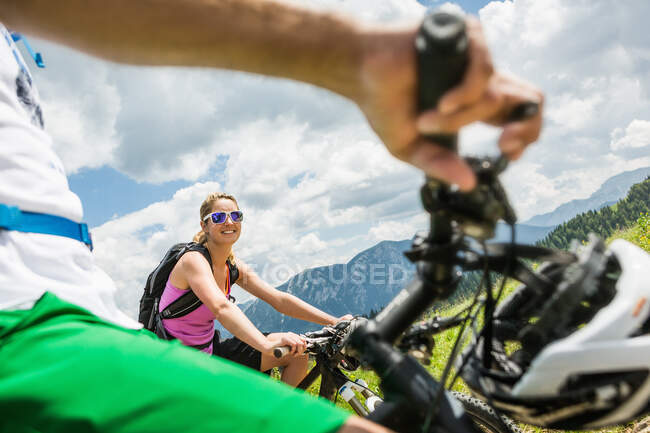 Pareja en bicicleta de montaña, Tirol, Austria - foto de stock