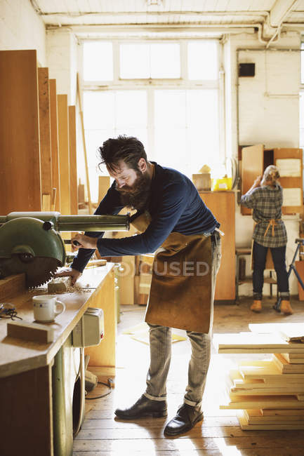 Mittlerer erwachsener Handwerker mit Maschinen in Orgelwerkstatt — Stockfoto