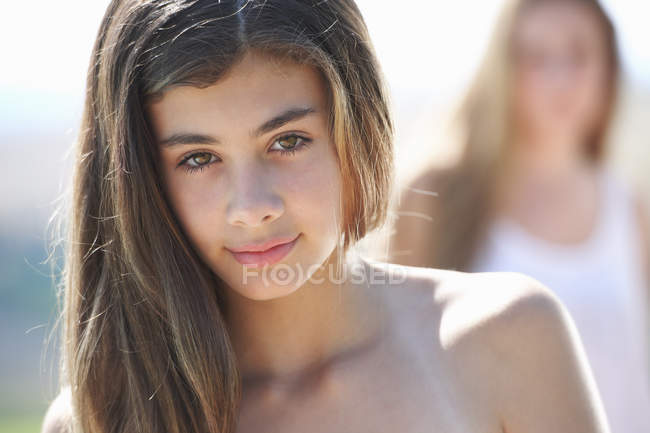 Портрет дівчини-підлітка дивиться на камеру — стокове фото