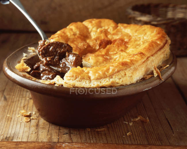 Beef and ale puff pastry pie in dish — Stock Photo