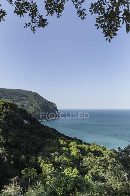 Vue panoramique de la côte à Sirolo, Italie — Photo de stock