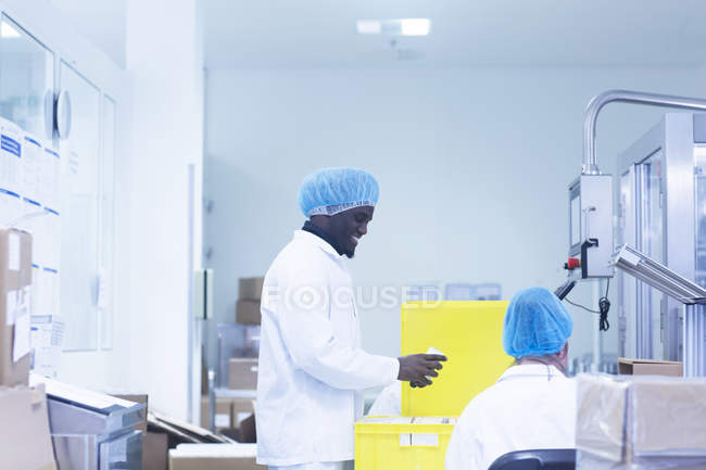 Trabalhadores embalagem produtos farmacêuticos em planta farmacêutica — Fotografia de Stock