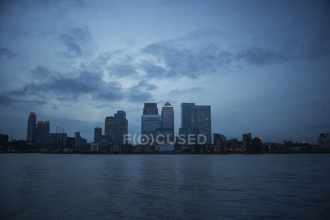 Vista lejana de Canary Wharf - foto de stock