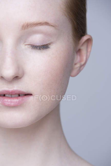 Nahaufnahme Porträt einer jungen Frau mit geschlossenen Augen — Stockfoto