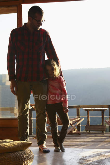 Porträt eines erwachsenen Vaters und seiner Tochter im Wohnzimmer — Stockfoto