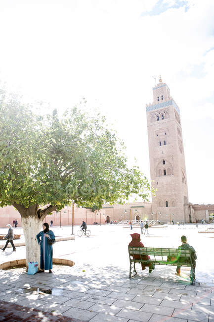 Personnes à l'extérieur de la mosquée de Koutoubia, Marrakech, Maroc — Photo de stock