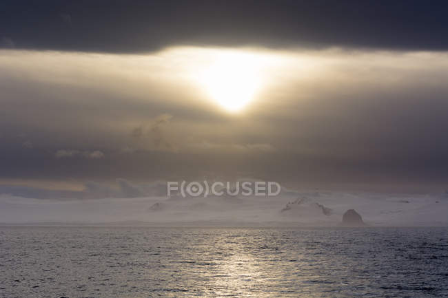 Nuages bas au-dessus des icebergs au chenal Lemaire, Antarctique — Photo de stock