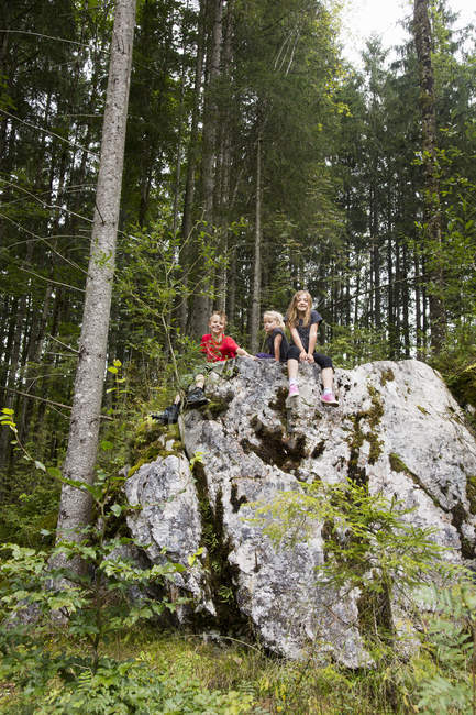 Frères et sœurs jouant sur la formation rocheuse dans la forêt, Zauberwald, Bavière, Allemagne — Photo de stock