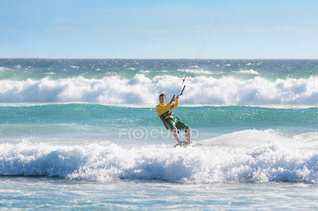 Homem kitesurf em mar pesado — Fotografia de Stock