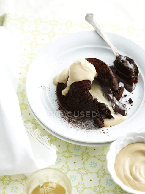 Vista dall'alto del fondente al cioccolato con centro appiccicoso con crema sul piatto — Foto stock