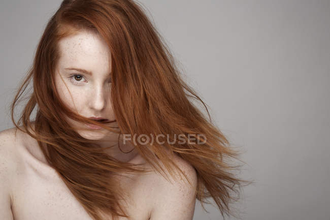 Ritratto di giovane donna, capelli spazzati dal vento — Foto stock