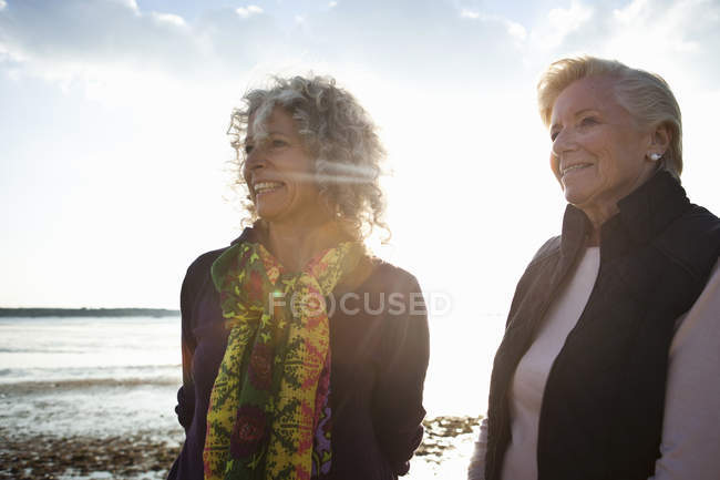 Madre e figlia godono della vista sulla spiaggia — Foto stock