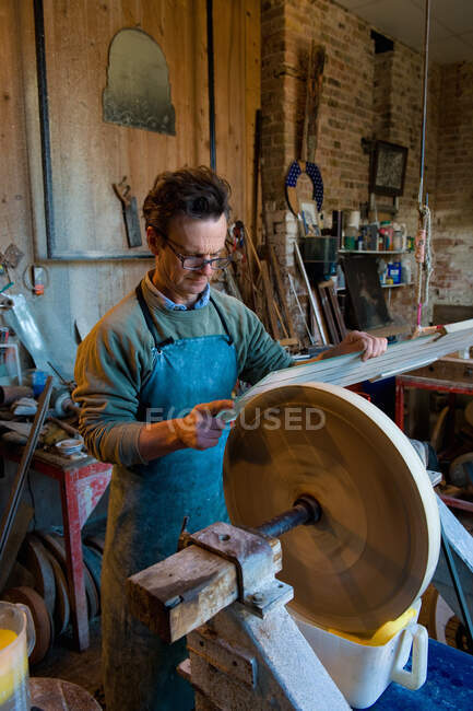 Гравировщик стекла, изучающий стеклянный материал в мастерской — стоковое фото