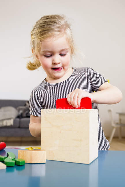 Дівчина грає з будівельними блоками вдома — стокове фото
