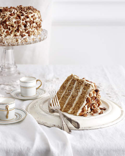 Torte tiramisu na mesa de chá tradicional — Fotografia de Stock