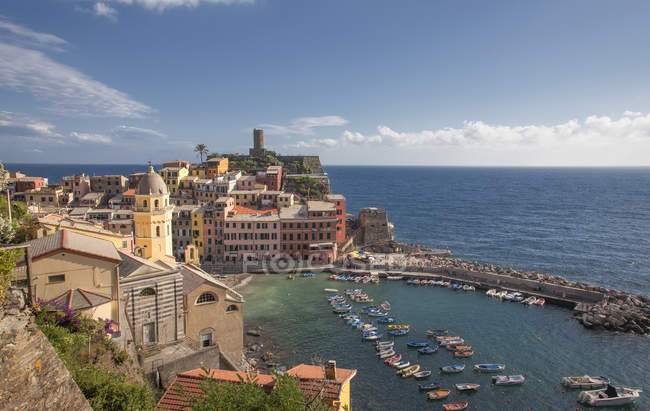 Vista elevada del pueblo y puerto de Vernazza, Cinque Terre, Italia - foto de stock