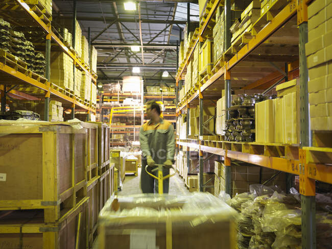 Arbeiter im Lagerraum einer Fabrik — Stockfoto