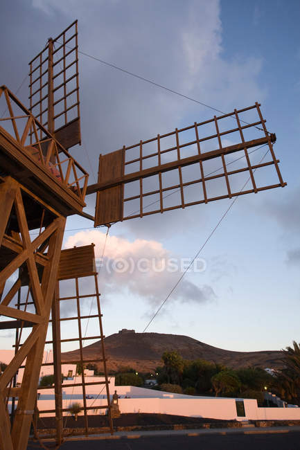 Molino de viento tradicional en Teguise - foto de stock