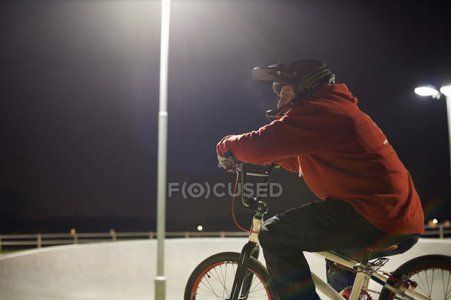 BMX-cycliste à cheval la nuit — Photo de stock