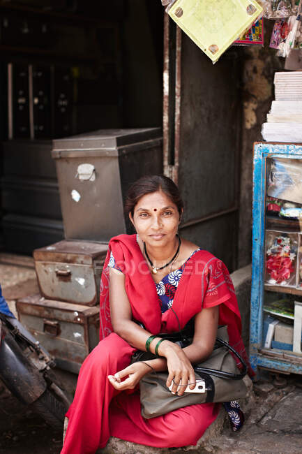Sorrindo mulher segurando bolsa na rua — Fotografia de Stock