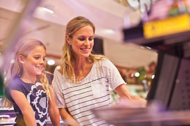 Mother and daughter shopping in grocery store — Stock Photo