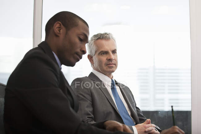 Geschäftskollegen halten Treffen ab — Stockfoto