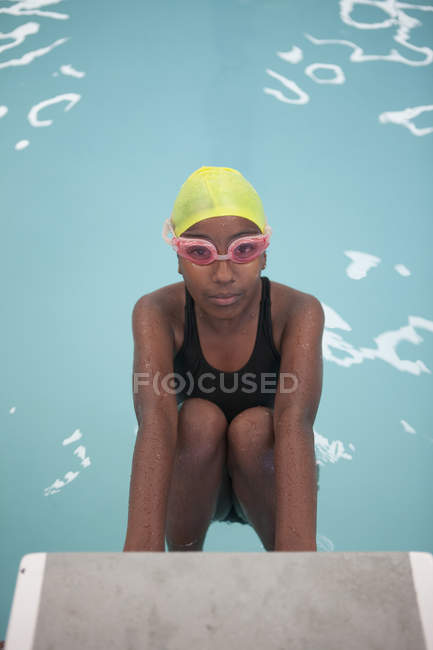 Портрет впевненої школярки, що плаває біля басейну — стокове фото