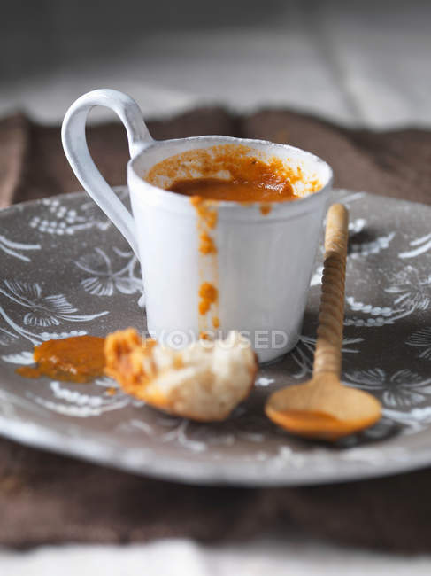 Taza con sopa de tomate - foto de stock