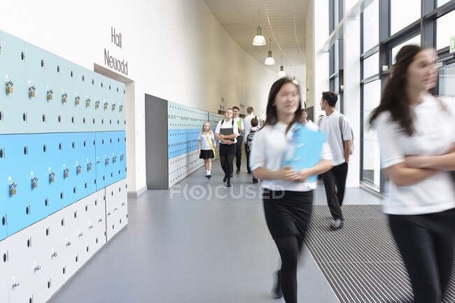 Écoliers marchant dans le couloir scolaire — Photo de stock