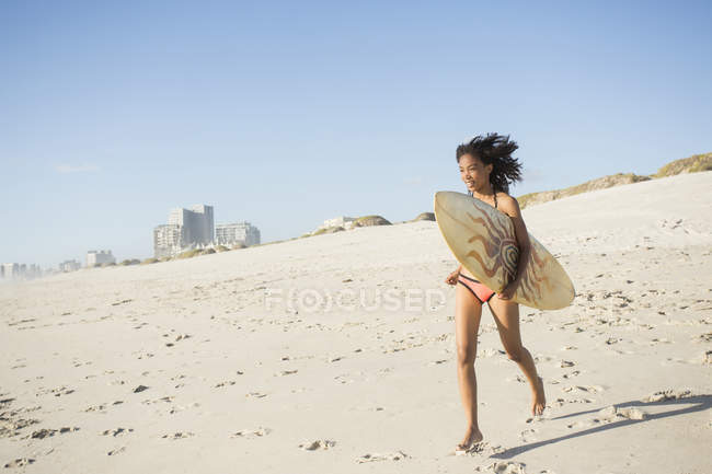 Giovane surfista donna che corre sulla spiaggia, Città del Capo, Western Cape, Sud Africa — Foto stock
