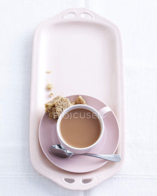 Вид зверху чаю і блюдця на високій чайній тарілці з з'їденим сендвічем — стокове фото