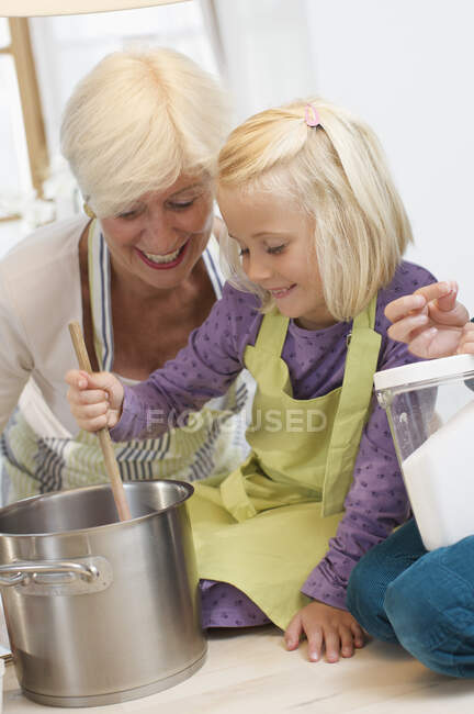Menina com avó cozinhar geléia — Fotografia de Stock