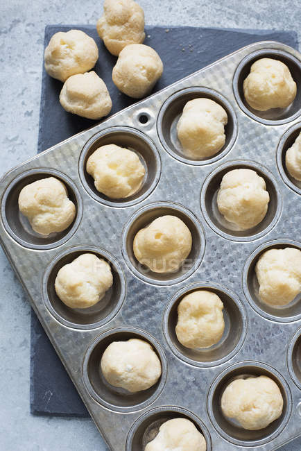 Top view of cream puffs cooling in pan — Stock Photo