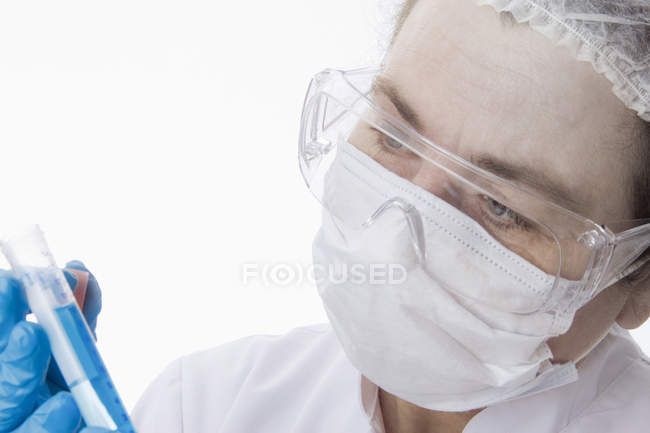 Médico en mascarilla usando tableta - foto de stock