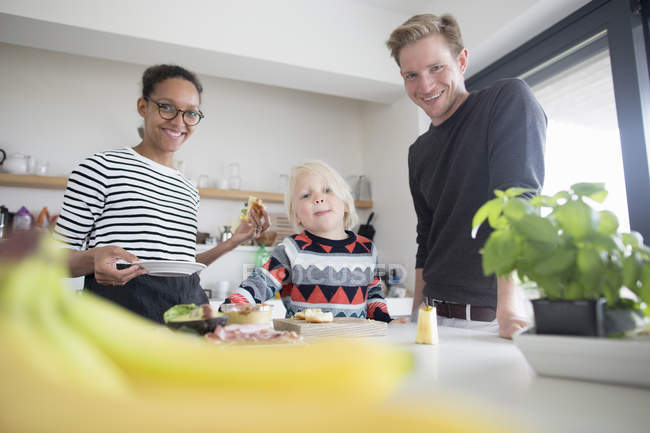 Familie bereitet Essen zu Hause in der Küche zu — Stockfoto