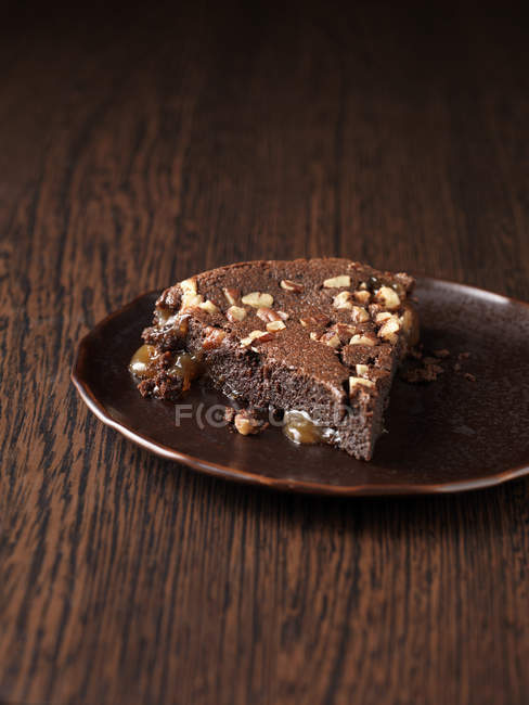 Cioccolato belga e torta di noci pecan al caramello salato — Foto stock
