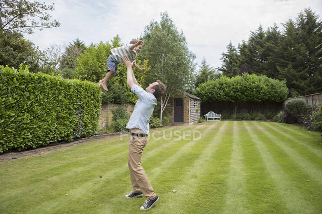 Батько і син грають разом у саду — стокове фото