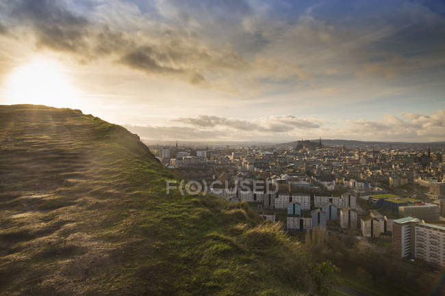 Vue de la ville d'Édimbourg depuis Salisbury Crags — Photo de stock