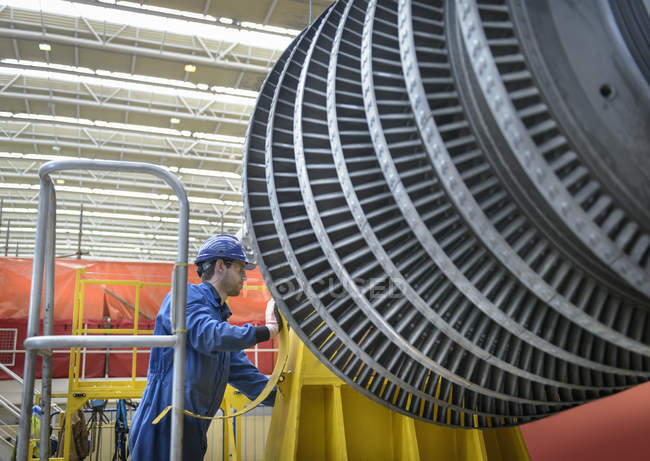 Engineer inspecting turbine during power station outage — Stock Photo