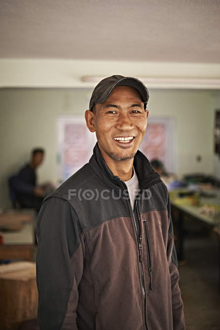 Retrato do trabalhador masculino da fábrica de costura, Thamel, Kathmandu, Nepal — Fotografia de Stock