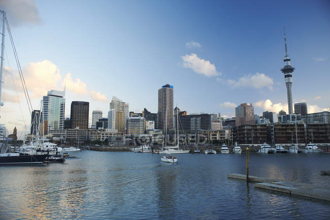 Vista lejana de Auckland, Nueva Zelanda - foto de stock