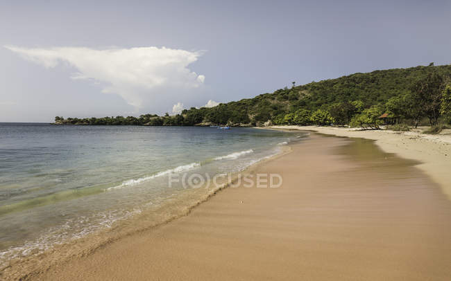 Vue sur la plage et la mer, Pink Beach, Lombok, Indonésie — Photo de stock