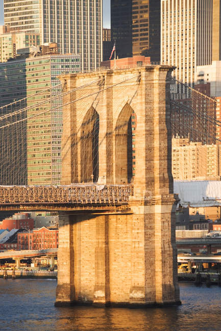 Vista lejana del puente de la ciudad de Nueva York sobre el río - foto de stock