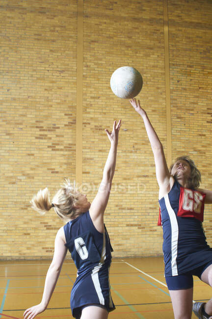 Giovani donne che giocano netball — Foto stock