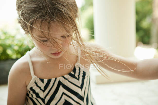 I capelli della ragazza pendono sul viso — Foto stock