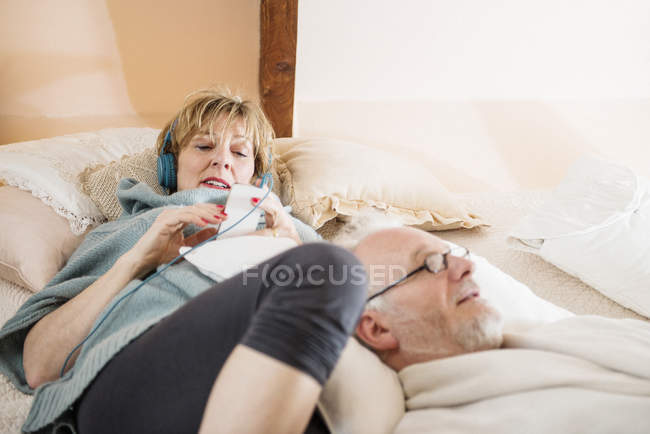 Paar liegt im Bett und entspannt zusammen — Stockfoto