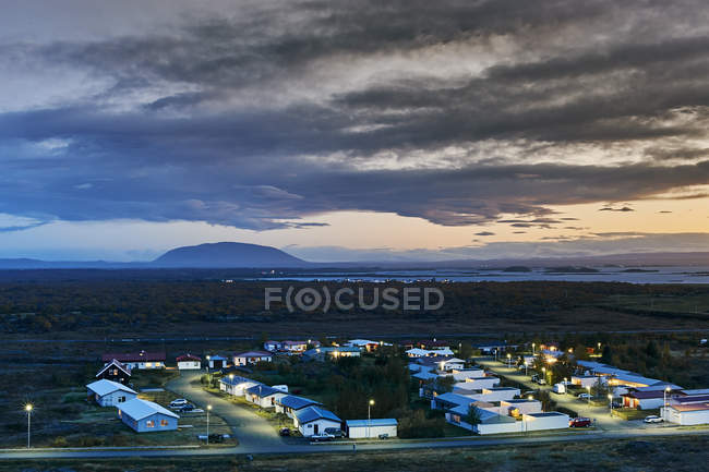 Vista del pueblo de Reykjahlio al atardecer, Islandia - foto de stock