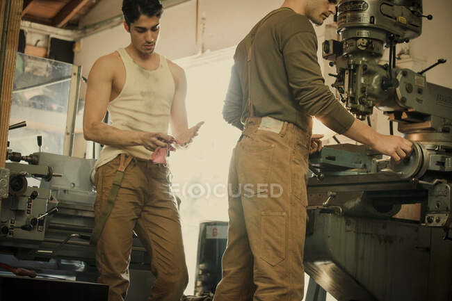 Mechaniker arbeiten in der Werkstatt — Stockfoto