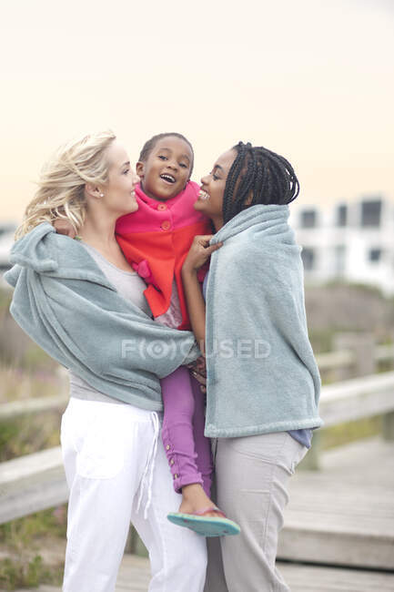 Гей пара обіймає дитину — стокове фото