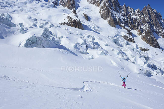 Mulher esquiadora madura comemorando no maciço Mont Blanc, Graian Alps, França — Fotografia de Stock